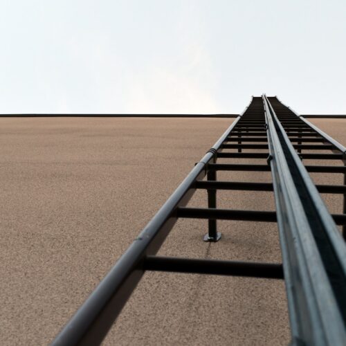 Drabiny ewakuacyjne – cichy strażnik bezpieczeństwa budynków, o którym przypominamy sobie w najgorszym momencie